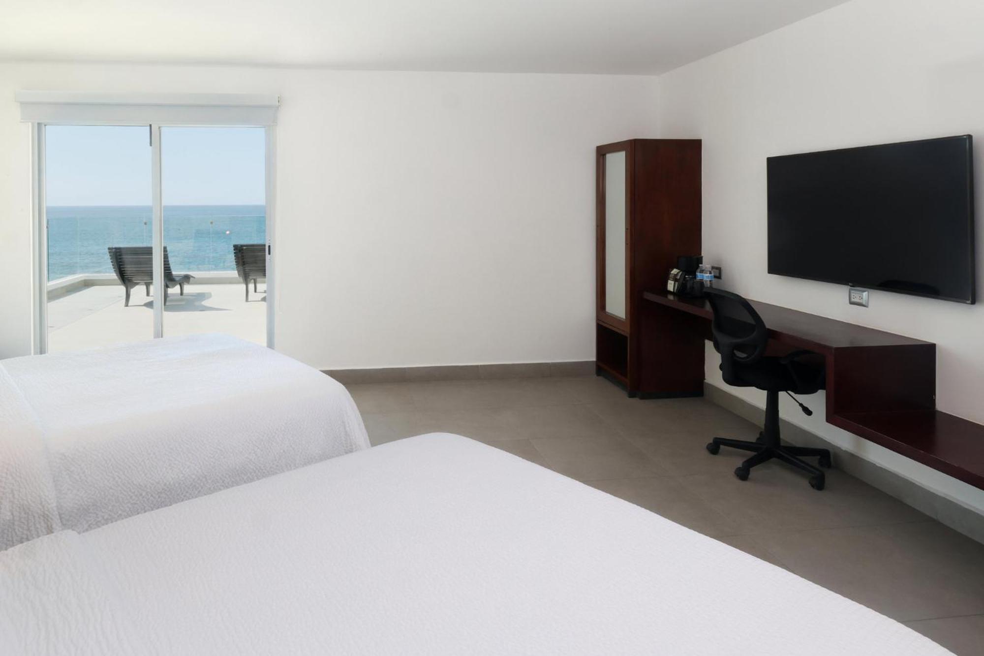 Two-Bedroom Suite Four Queen Beds Ocean Front