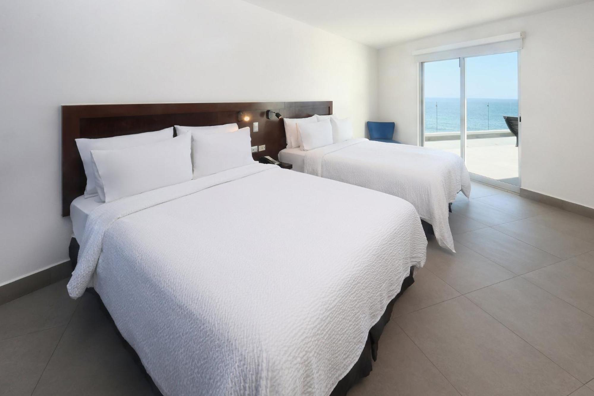 Two-Bedroom Suite Four Queen Beds Ocean Front