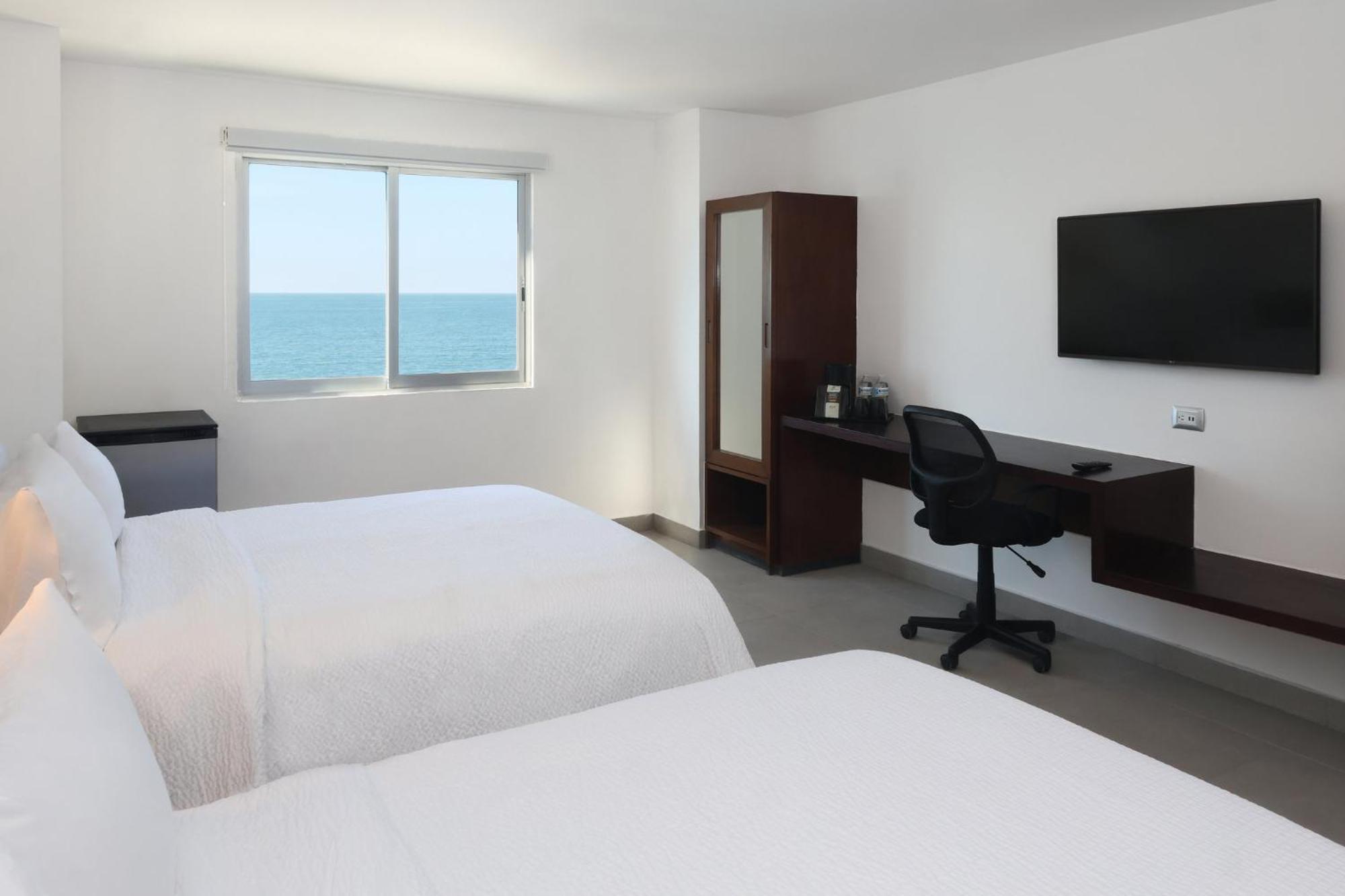 Two-Bedroom Suite Four Queen Beds Ocean Front
