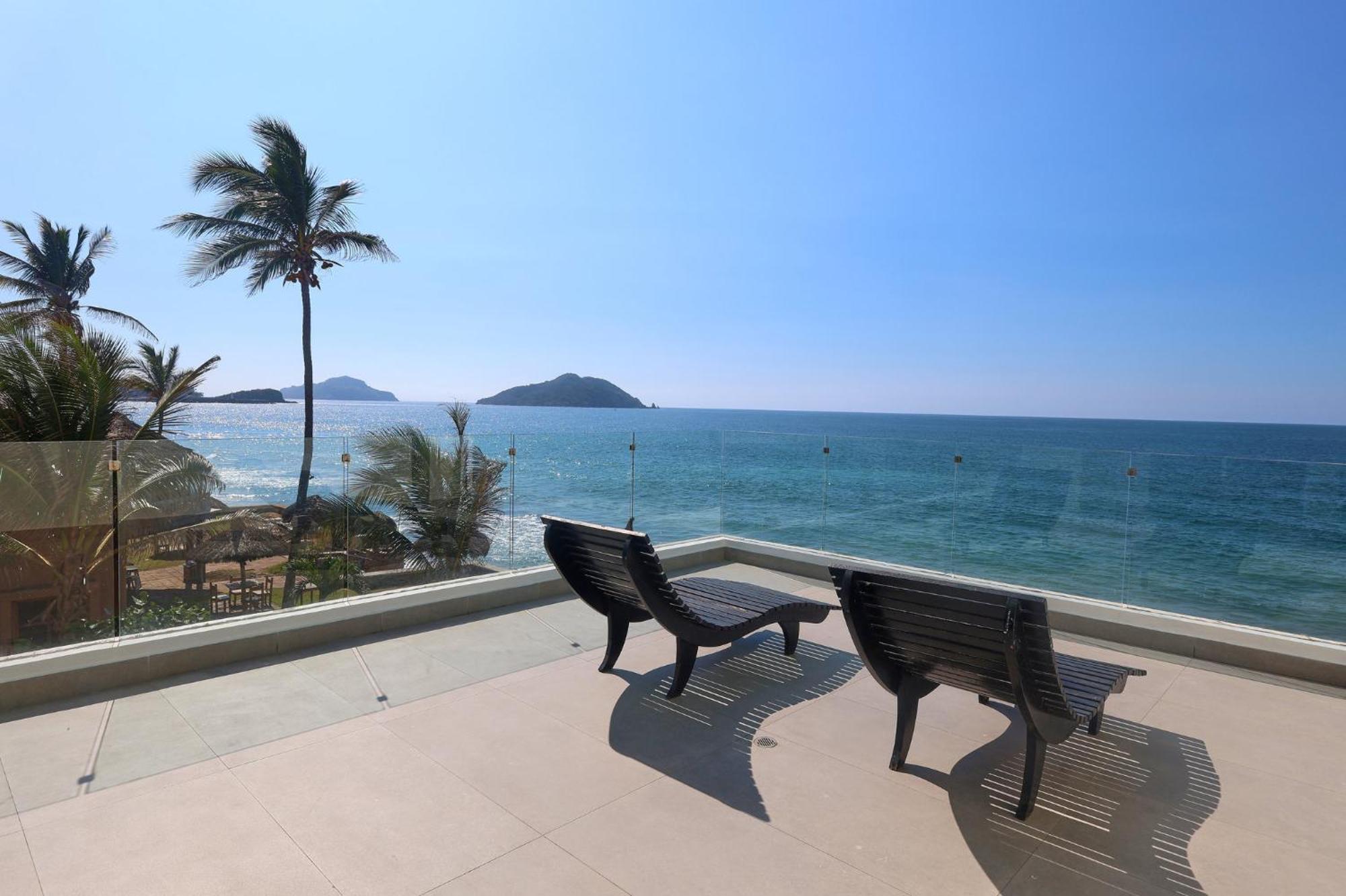 Two-Bedroom Suite Four Queen Beds Ocean Front